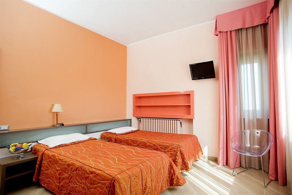 Hotel Fiera Congressi Милано Екстериор снимка