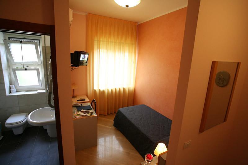 Hotel Fiera Congressi Милано Екстериор снимка